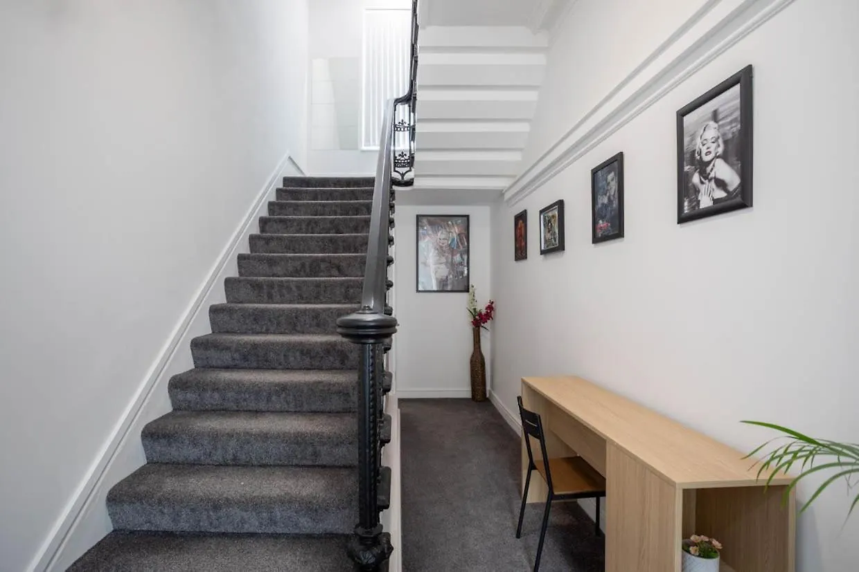 Dusties Hotel Ротерхам